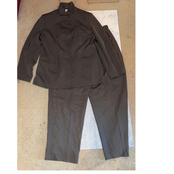 Harve Bernard Green Suit - Picture 3 of 6